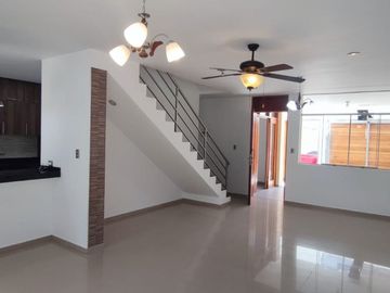 VENDO CASA DE TRES PISO EN MIRAFLORES COUNTRY CLUB, CASTILLA