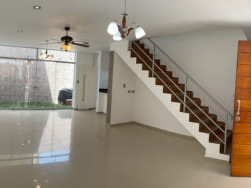 VENDO CASA DE TRES PISO EN MIRAFLORES COUNTRY CLUB, CASTILLA