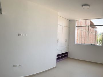 VENDO CASA DE TRES PISO EN MIRAFLORES COUNTRY CLUB, CASTILLA