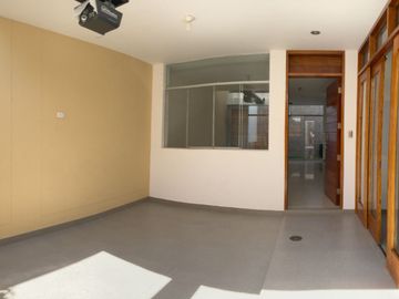 VENDO CASA DE TRES PISO EN MIRAFLORES COUNTRY CLUB, CASTILLA