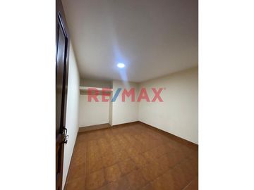 Casa De 03 Pisos En Urb. Los Sauces Con 03 Departamentos En Venta