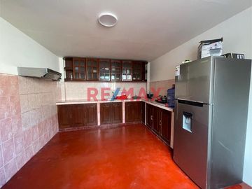 Casa De 03 Pisos En Urb. Los Sauces Con 03 Departamentos En Venta
