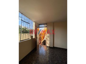 Casa De 03 Pisos En Urb. Los Sauces Con 03 Departamentos En Venta