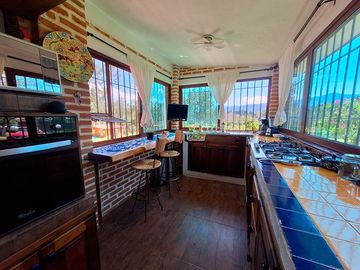 Hermosa Cabaña con Amplio Terreno y amenidades en Venta, en Huasca de Ocampo.