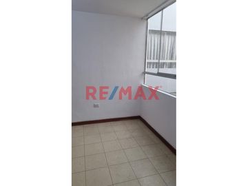 Vendo Departamento En El Cuarto Piso, Zona Exclusiva De Lima Cercado (Frente Al Mtc)
