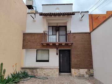 Casa Luz, Buena ubicación