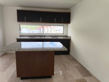Vendo  Casa en fraccionamiento Lomas de la Calera en fraccionamiento 250 m2 construcción 3 recamaras 2 autos $3,100,000