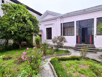 Venta Casa Patrimonial Más Terreno 1440 m² Centro Histórico Quito