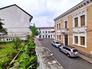 Venta Casa Patrimonial Más Terreno 1440 m² Centro Histórico Quito