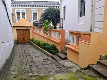 Venta Casa Patrimonial Más Terreno 1440 m² Centro Histórico Quito