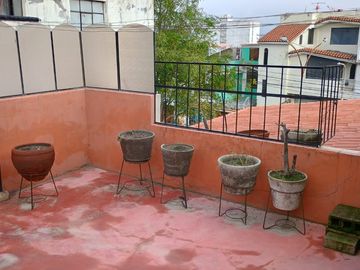 Vendo Casa a precio de dpto. a una cuadra de la Av. Lambramani