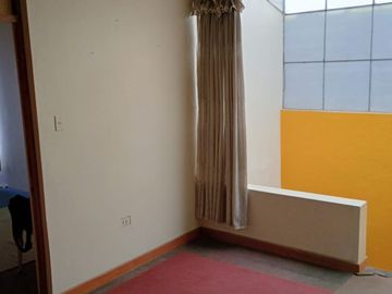 Vendo Casa a precio de dpto. a una cuadra de la Av. Lambramani