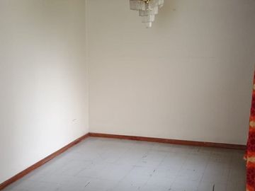 Vendo Casa a precio de dpto. a una cuadra de la Av. Lambramani