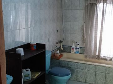Vendo Casa a precio de dpto. a una cuadra de la Av. Lambramani