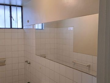 Vendo Casa a precio de dpto. a una cuadra de la Av. Lambramani