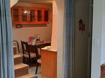 Vendo Casa a precio de dpto. a una cuadra de la Av. Lambramani