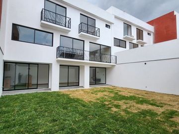 Zona Animas, nueva, 3 recamaras con baño, jardín, área de juegos, roof garden