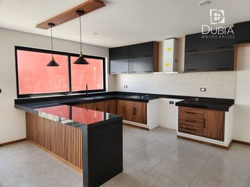 Zona Animas, nueva, 3 recamaras con baño, jardín, área de juegos, roof garden