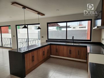 Zona Animas, nueva, 3 recamaras con baño, jardín, área de juegos, roof garden