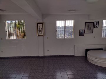 BONITA CASA MUY GRANDE EN FRACCIONAMIENTO EL MIRADOR, TIJUANA