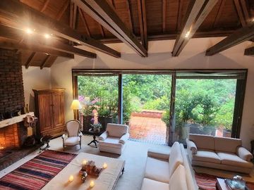 Venta casa campestre con lago PRIVADO  area de construccion 400 metros, lote 2000 2 pisos, 4 habitaciones, 5 baños, sala comedor, cocina, lavanderia,