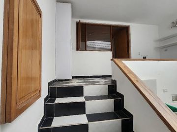 Condominio campestre con lago, casa de 2 pisos, con family room, cabaña adicional, 5 habitaciones, 5 baños, sala comedor, cocina, lavamderia, recibo p