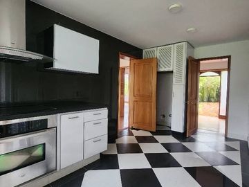 Condominio campestre con lago, casa de 2 pisos, con family room, cabaña adicional, 5 habitaciones, 5 baños, sala comedor, cocina, lavamderia, recibo p
