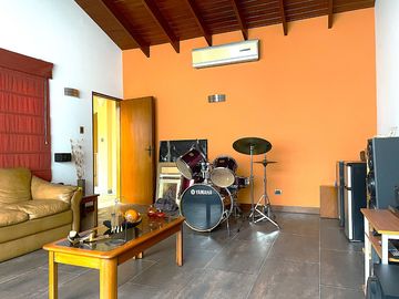 ESPECTACULAR CASA DE 5 DORMITORIOS 