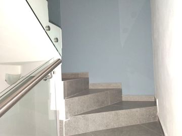 Linda casa nueva en venta cerca del colegio Benavente y Periférico tres niveles, tres recamaras 3 baños 3 autos $2,000,000