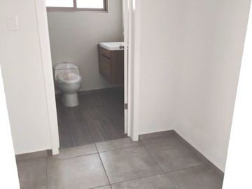Linda casa nueva en esquina cerca del colegio Benavente y Periférico hospital general, con tres recamaras 2 autos, con  terraza $2,120,000