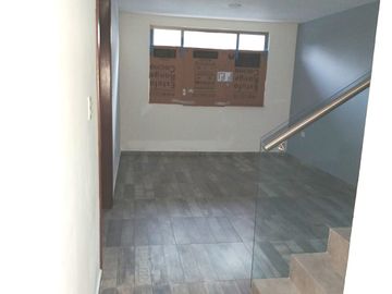 Linda casa nueva en esquina cerca del colegio Benavente y Periférico hospital general, con tres recamaras 2 autos, con  terraza $2,120,000