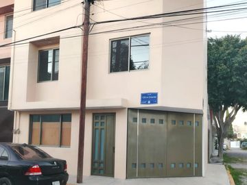 Linda casa nueva en esquina cerca del colegio Benavente y Periférico hospital general, con tres recamaras 2 autos, con  terraza $2,120,000
