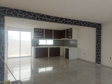 Casa con 3 Habitaciones y Terraza a la venta en Solares Banthi