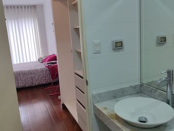 Venta De Hermoso Duplex A Una Cuadra Del Malecon De La Reserva, Miraflores - 2 Habitaciones - 2 Estacionamientos + Depósito - Precio Negociable.