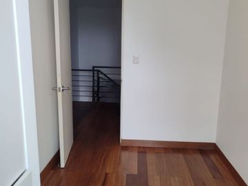 Venta De Hermoso Duplex A Una Cuadra Del Malecon De La Reserva, Miraflores - 2 Habitaciones - 2 Estacionamientos + Depósito - Precio Negociable.