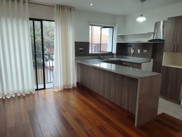 Venta De Hermoso Duplex A Una Cuadra Del Malecon De La Reserva, Miraflores - 2 Habitaciones - 2 Estacionamientos + Depósito - Precio Negociable.
