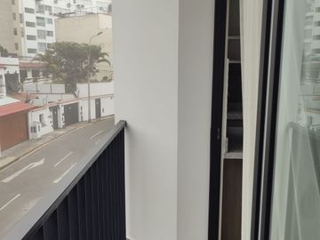 Venta De Hermoso Duplex A Una Cuadra Del Malecon De La Reserva, Miraflores - 2 Habitaciones - 2 Estacionamientos + Depósito - Precio Negociable.