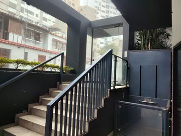 Venta De Hermoso Duplex A Una Cuadra Del Malecon De La Reserva, Miraflores - 2 Habitaciones - 2 Estacionamientos + Depósito - Precio Negociable.
