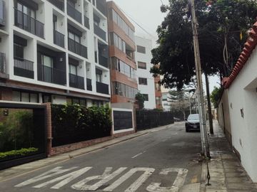 Venta De Hermoso Duplex A Una Cuadra Del Malecon De La Reserva, Miraflores - 2 Habitaciones - 2 Estacionamientos + Depósito - Precio Negociable.