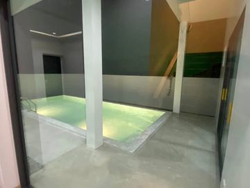 For sale, a modern luxury pool villa in Pa Daed area, easy access to the city, with many freebies