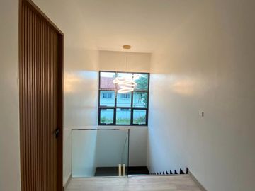 For sale, a modern luxury pool villa in Pa Daed area, easy access to the city, with many freebies