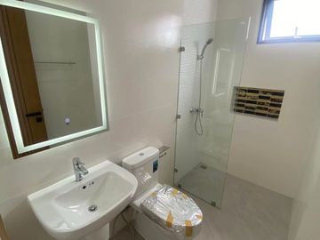 For sale, a modern luxury pool villa in Pa Daed area, easy access to the city, with many freebies