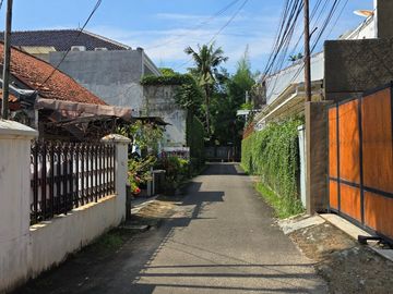 Dijual Rumah Tua Hitung Tanah di Kramat Pela Kebayoran baru Cocok dibangun Kost