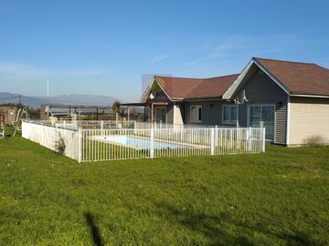 Veridika vende parcela de 5000 m2 con casa de 139m2.