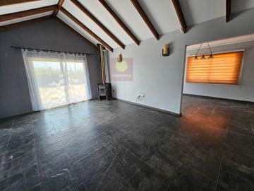 Veridika vende parcela de 5000 m2 con casa de 139m2.