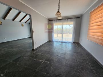 Veridika vende parcela de 5000 m2 con casa de 139m2.