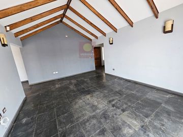 Veridika vende parcela de 5000 m2 con casa de 139m2.