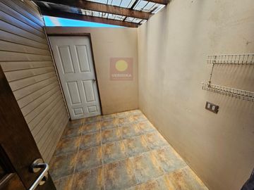 Veridika vende parcela de 5000 m2 con casa de 139m2.