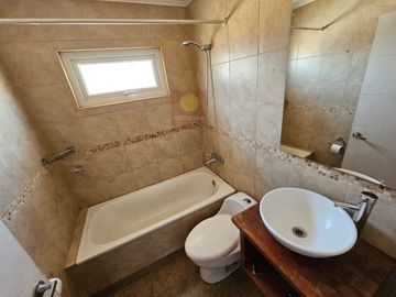 Veridika vende parcela de 5000 m2 con casa de 139m2.