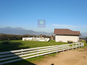 Veridika vende parcela de 5000 m2 con casa de 139m2.